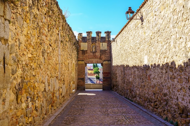 Parete attaccata all'acquedotto di Segovia con porte di accesso ad arco Spagna
