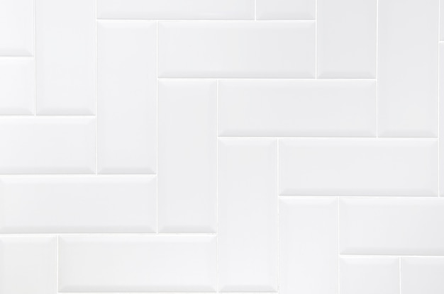 Parete bianca delle mattonelle del mattone ceramico, fondo astratto moderno di struttura