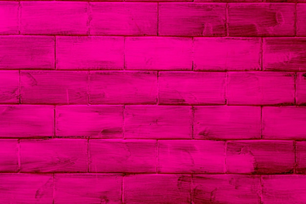 Parete con mattoni testurizzati e colorati in rosa