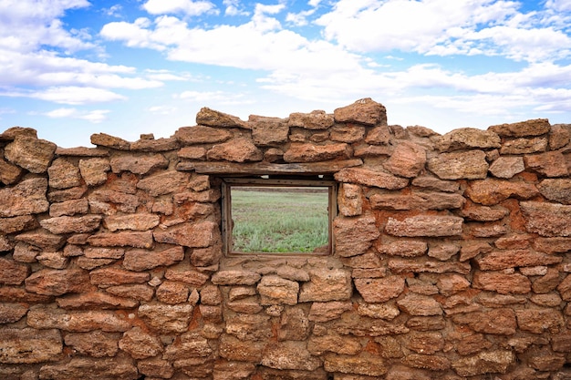 Parete d'epoca con sfondo finestra carta da parati cielo blu con nuvole