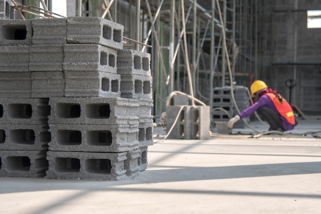 Parete del blocco in calcestruzzo sul cantiere