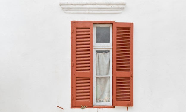 Parete della casa greca tradizionale con persiane in legno idea per sfondo o articolo città di Rodi viaggio in luoghi popolari dell'arcipelago del Dodecaneso Grecia