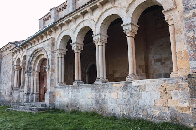 Parete della chiesa romana con archi