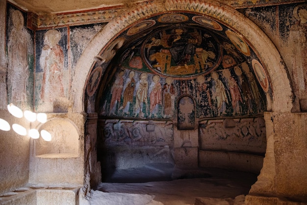 Parete di affreschi nella chiesa rupestre sulla strada per la Valle Rossa in Cappadocia, vicino a Goreme. Affresco nella Chiesa della Croce, Chiesa dei Crociati a Valle delle Rose.