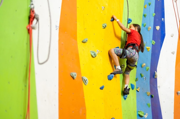 Parete di roccia rampicante della bambina