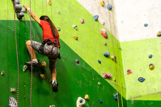 Parete di roccia rampicante della bambina