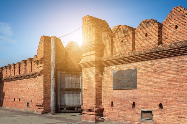 Parete e fossato della vecchia città di Tha Phae Gate Chiang Mai in Chiang Mai Tailandia del Nord.