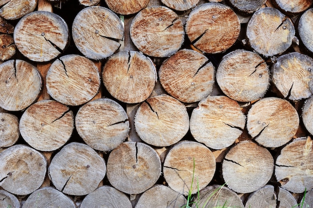 Parete fatta di legno impilato. sfondo