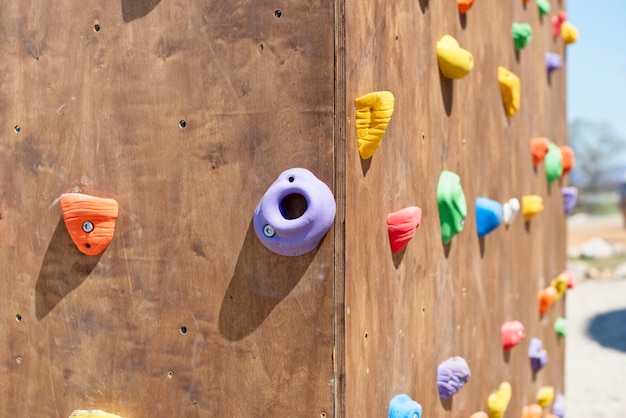 Parete in legno per arrampicata da vicino.