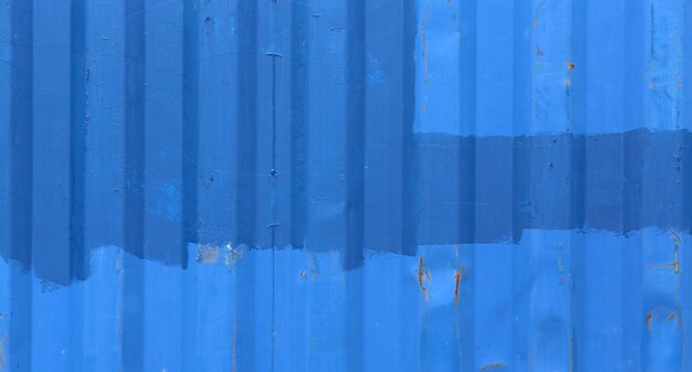 Parete metallica blu di un vecchio container