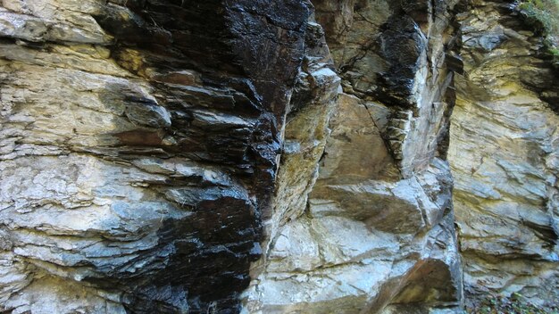 Parete rocciosa in dolomiti con dettagli ben visibili delle increspature