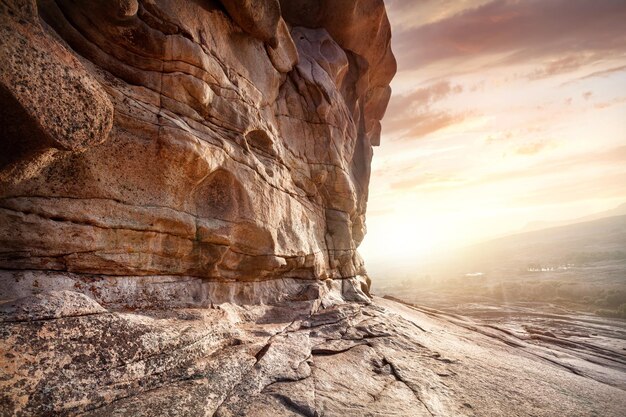 Parete rocciosa nel deserto al tramonto