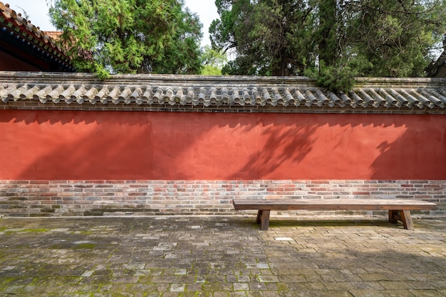 Parete rossa del cortile del palazzo classico cinese