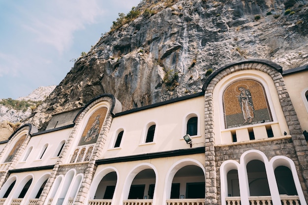 Pareti con passaggi ad arco del monastero di ostrog montenegro