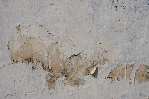 pareti di cemento bianco che si staccano dalla superficie. pittura murale scheggiata. vecchio muro.