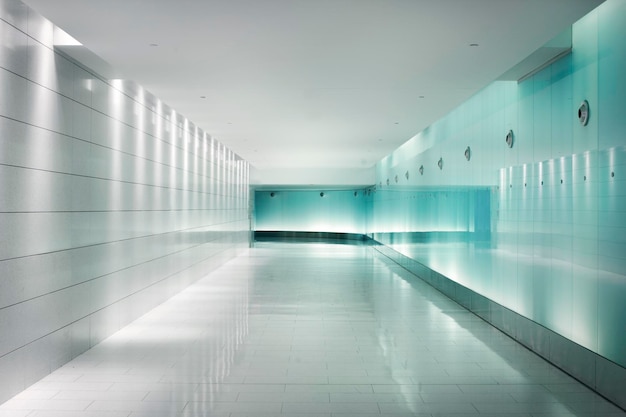 Pareti di vetro retroilluminate in un futuristico corridorxA sotterraneo
