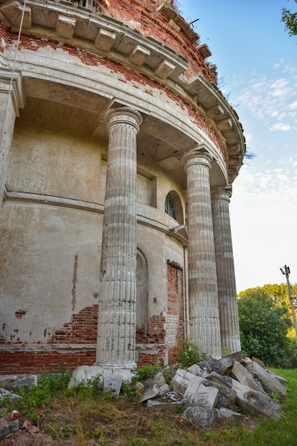 Pareti e colonne bianche di una chiesa cristiana abbandonata in un villaggio russo