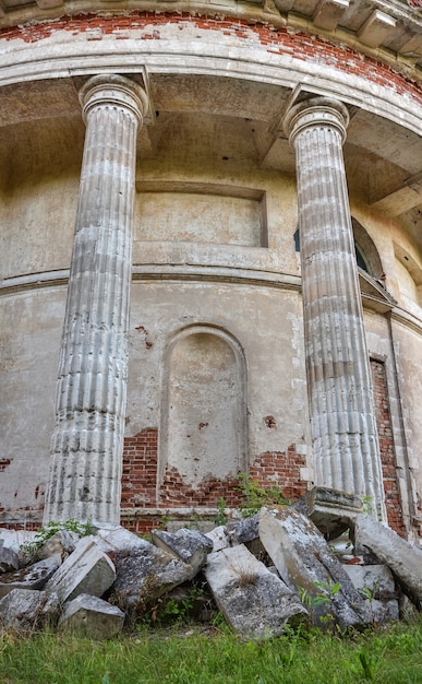 Pareti e colonne bianche di una chiesa cristiana abbandonata in un villaggio russo