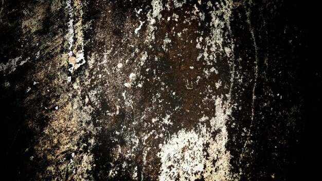 Pareti scure del fondo di struttura della parete vecchia piena di graffi e muschio