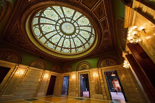 Pareti verdi e dorate nell'ingresso elegante con vetrate celtiche sul soffitto della cupola