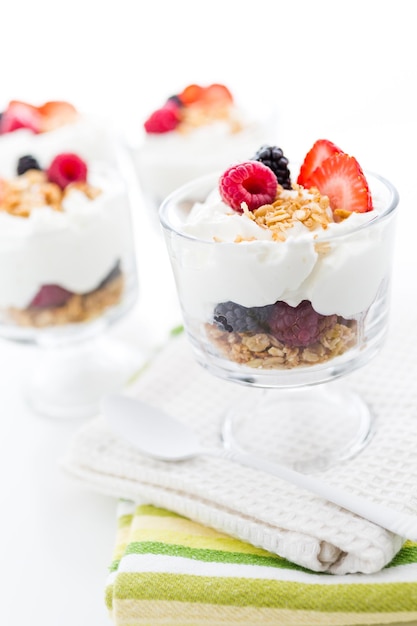 Parfait da colazione a base di yogurt greco e muesli conditi con frutti di bosco freschi.