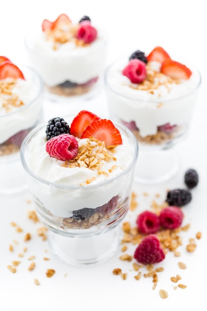 Parfait da colazione a base di yogurt greco e muesli conditi con frutti di bosco freschi.