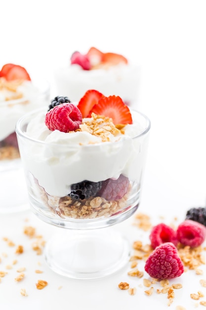 Parfait da colazione a base di yogurt greco e muesli conditi con frutti di bosco freschi.