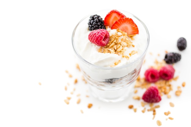 Parfait da colazione a base di yogurt greco e muesli conditi con frutti di bosco freschi.