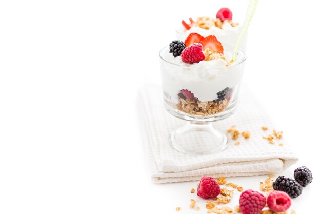 Parfait da colazione a base di yogurt greco e muesli conditi con frutti di bosco freschi.