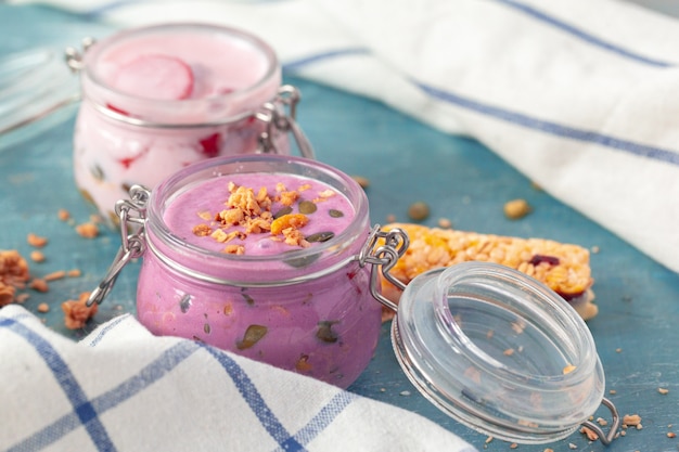 Parfait per la colazione con muesli e yogurt fatti in casa