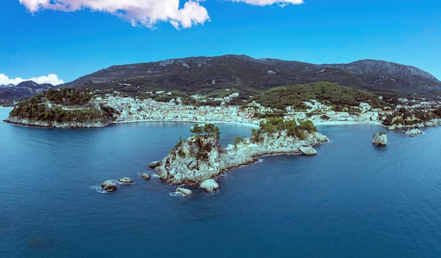 Parga Grecia Epiro Vista aerea del drone della città costiera Panagia isolotto blu cielo pomeridiano sfondo