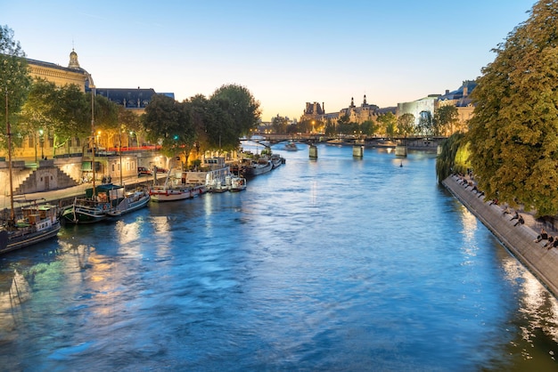 Parigi di notte - tramonto sulla Senna e strada con luci