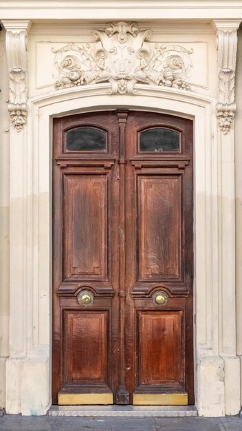 Parigi due antiche porte di legno.