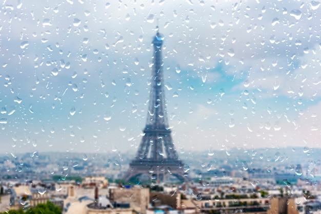 Parigi durante la pioggia pesante, piovendo giorno a Parigi, gocce sulla finestra