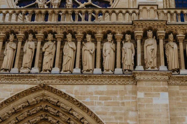 Parigi Francia 1 giugno 2012 Sculture di santi all'esterno di Notre Dame de Paris