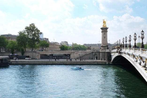 PARIGI FRANCIA 29 APRILE 2017 Vista della Senna e del famoso ponte Alexandre III