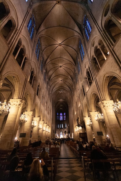 PARIGI FRANCIA 31 DICEMBRE 2011 Cattedrale di Notre Dame de Paris Panorama interno di vetrate archi a sesto acuto colonne e dipinti sulle pareti
