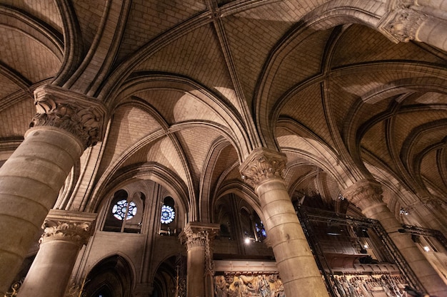 PARIGI FRANCIA 31 DICEMBRE 2011 Cattedrale di Notre Dame de Paris Panorama interno di vetrate archi a sesto acuto colonne e dipinti sulle pareti