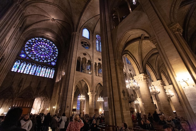 PARIGI FRANCIA 31 DICEMBRE 2011 Cattedrale di Notre Dame de Paris Panorama interno di vetrate archi a sesto acuto colonne e dipinti sulle pareti