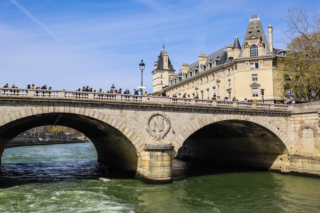 Parigi Francia aprile ponte Pont Saintmichel attraverso la Senna e splendidi edifici storici di