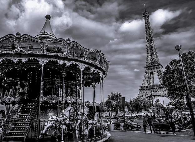 Parigi Francia26 settembre 2017 Torre Eiffel in bianco e nero e giostra