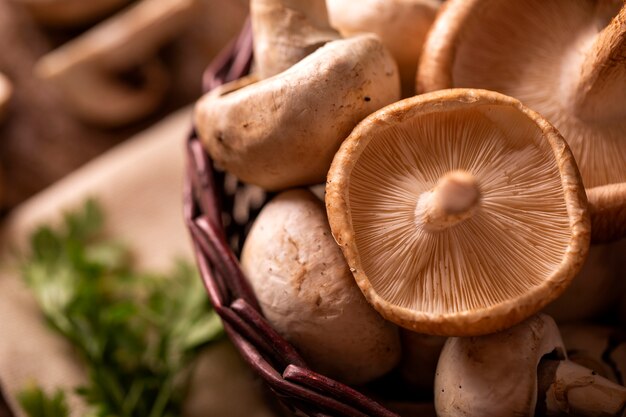 Parigi o champignon e funghi shitake