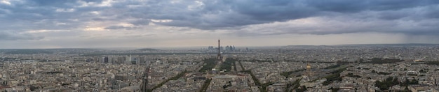 Parigi Sykline Panorama con drammatico cielo nuvoloso
