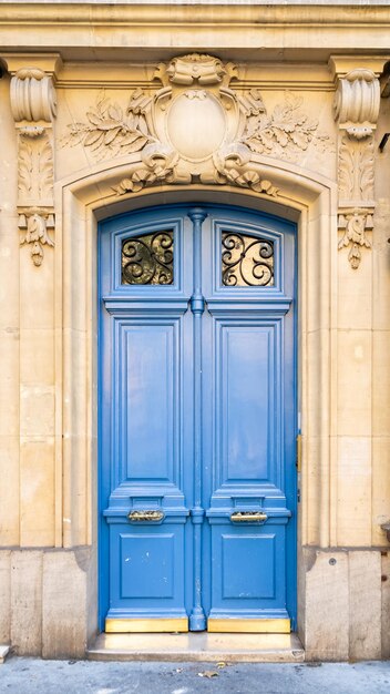 Parigi una porta di legno