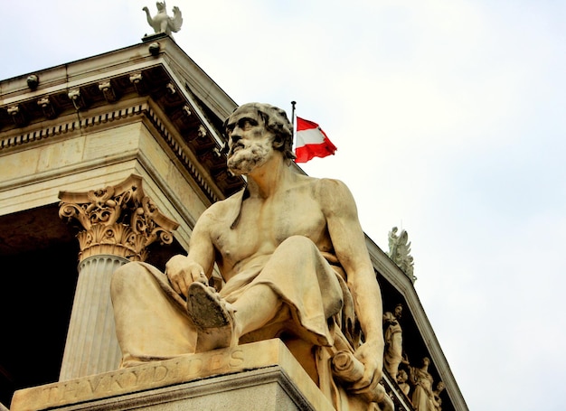 Parlamento austriaco di Vienna e statua sulla parte anteriore