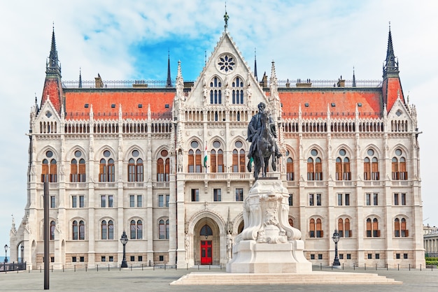Parlamento ungherese con statua Andrassy Gyvla. Budapest.