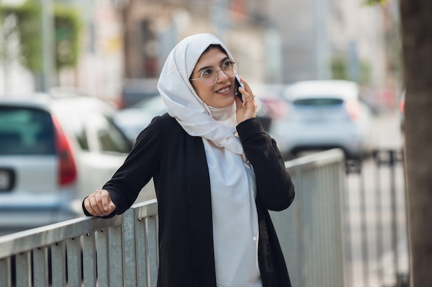 Parlando al telefono. Bellissimo ritratto musulmano di donna d'affari di successo