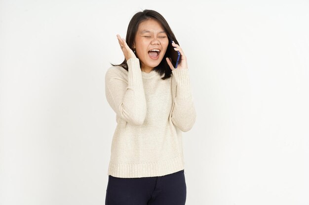 Parlando al telefono ed eccitato di bella donna asiatica isolata su sfondo bianco