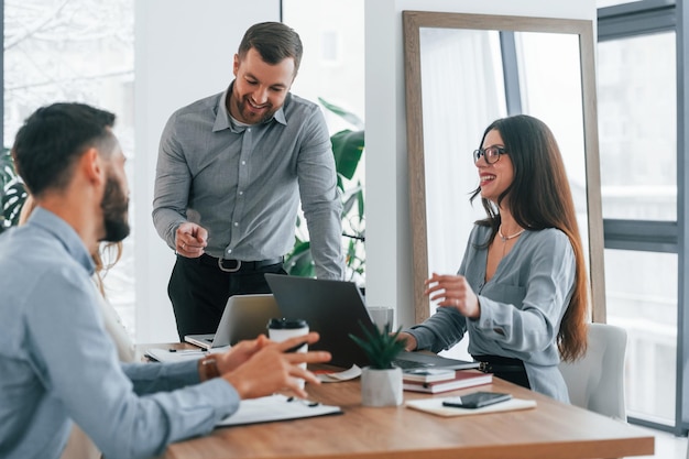 Parlando di progetto Gruppo di uomini d'affari che lavorano in ufficio