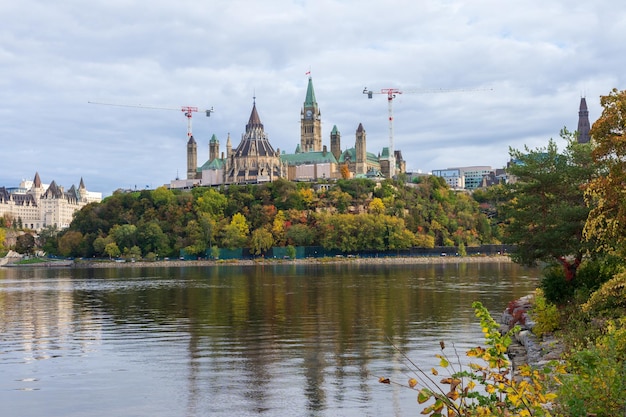 Parliament Hill Costruzione Paesaggio autunnale del fiume Ottawa Ontario Canada